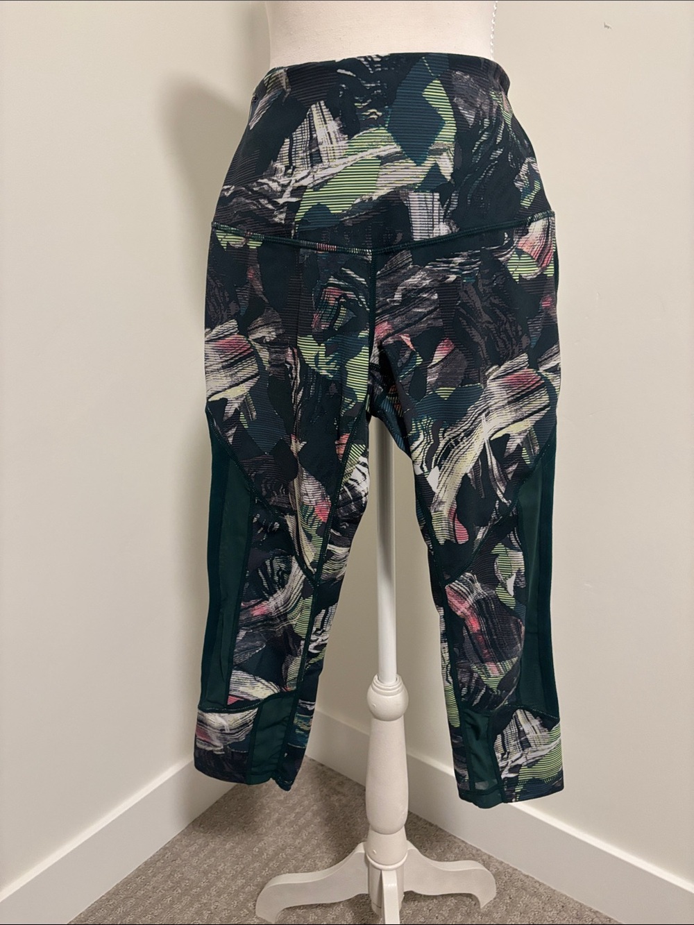 Zella Performance Capri Leggings in Dark Green Print